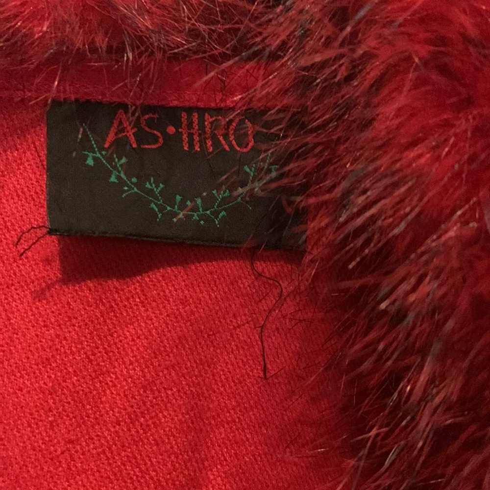 Red cape - Picture 3 of 3